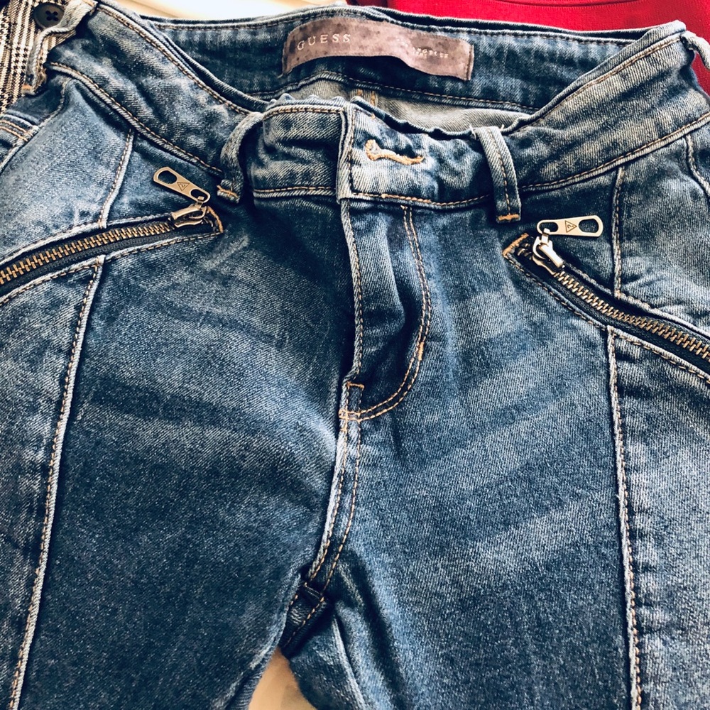 Guess Jeans with zipper pockets, skinny style